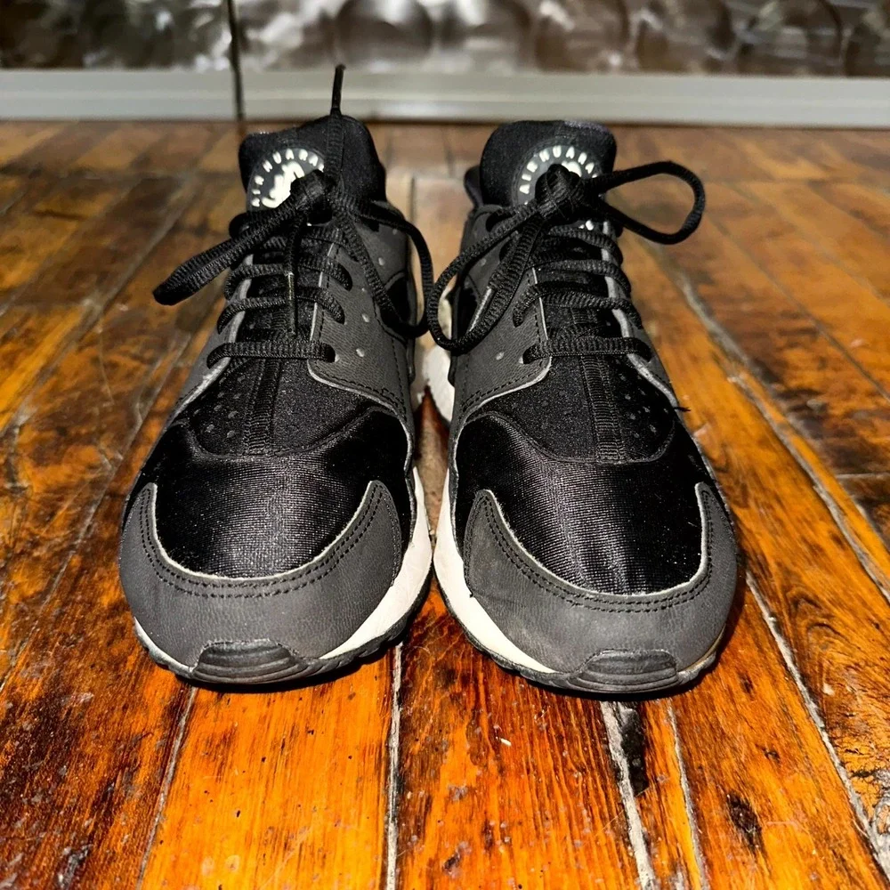 Nike Air Huarache Sneakers Women's Size 8 Matte Black Leather Comfort Lace Up